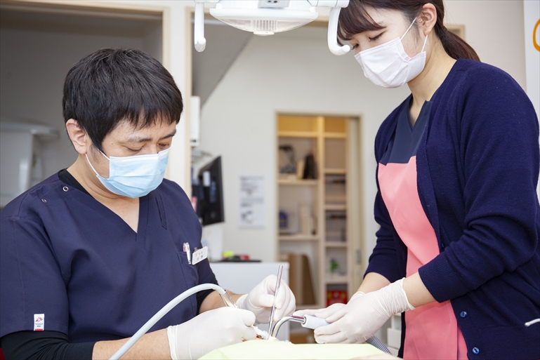 表面麻酔と電動麻酔を組み合わせ、治療の痛みを軽減